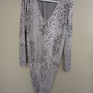 VENUS Gray and White Long Sleeve Dress